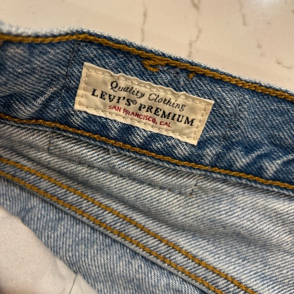 EUC Size 27 Wedgie straight distressed Levi’s. - Picture 2 of 4